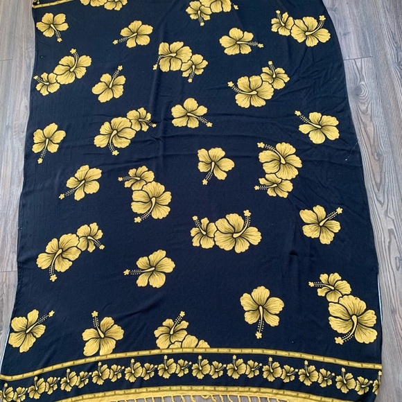 Sarong - Picture 1 of 9